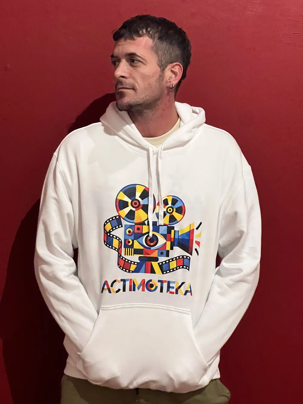Hoodie blanco ACTIMOTEKA con cámara de cine y logotipo